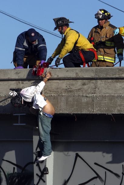 Pero al mismo tiempo se multiplicaron este año las imágenes de cadáveres calcinados o colgados de puentes, las fosas clandestinas con decenas de cuerpos y las balaceras callejeras.