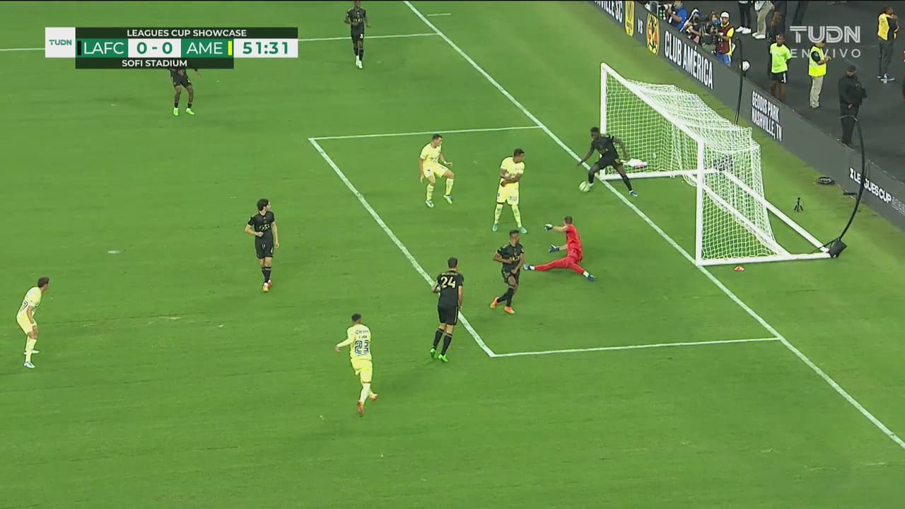 ¿Cómo la sacó? Fall le niega la gloria a Emilio Lara en la línea