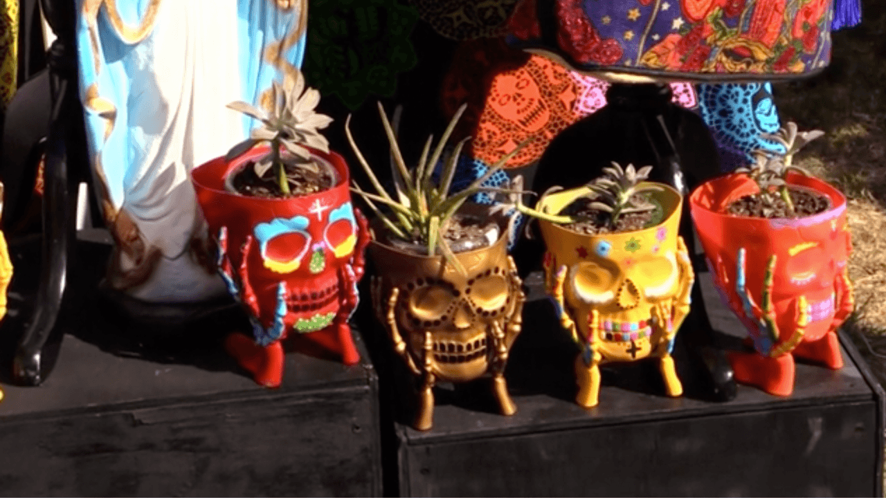 <h3 class="cms-H3-H3">MuertosFest</h3>
<br>📍Hemisfair Park
<br>434 South Alamo Street
<br>
<br>Este domingo 30 de octubre, en la segunda jornada del evento en el Hemisfair llamado #MuertosFest, hay altares, calaveras y DJs. Hay cinco altares, por los cuales la gente pudo votar para mejor altar a través de una app diseñada para el MuertosFest. Estos altares se encuentran en el Parque Hemisfair.