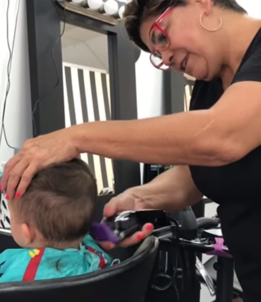 La conductora mexicana grabó el momento en que ‘Aby’, como le dicen cariñosamente a la señora María Goretti (abuela paterna de Gael y Giulietta), comenzó a estilizar la pequeña cabellera de ‘Baby Gael’.