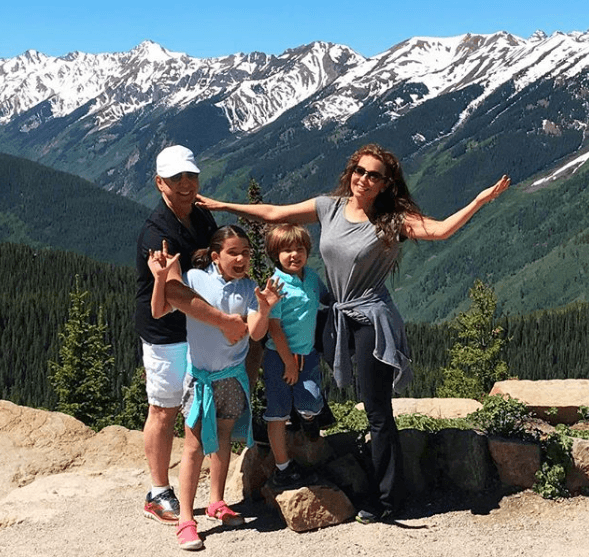 Thalía y Tommy Mottola han formado una linda familia desde que se casaron, en diciembre de 2000. Fruto de su amor, nacieron sus dos hijos, Sabrina Sakaë y Matthew Alejandro.