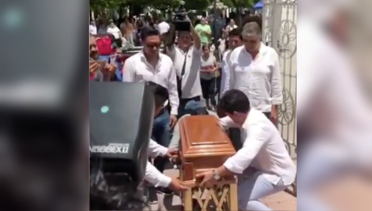 Un día después, 
<b><a href="https://www.univision.com/shows/el-gordo-y-la-flaca/el-desgarrador-momento-en-que-ferdinando-valencia-carga-el-ataud-de-dante-a-la-iglesia-antes-de-su-entierro-video">la pareja llevó el ataúd del pequeño</a></b> a la iglesia San Miguel Arcángel, en Comala, Colima, donde sus restos recibieron la bendición antes de darle cristiana sepultura.