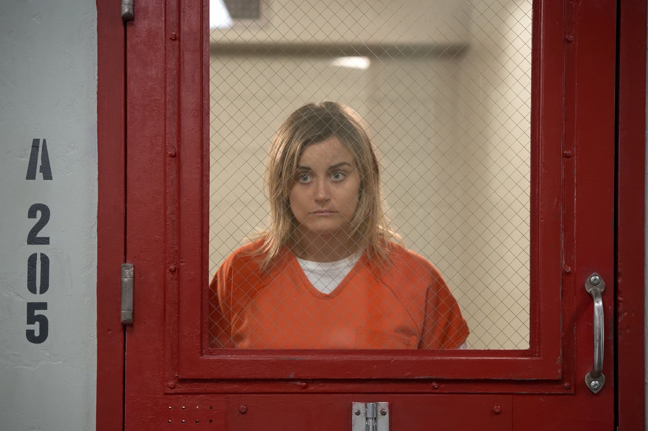 <b>Piper Chapman de ‘Orange is the New Black’</b>
<br>En esta serie de Netflix, el personaje de Piper Chapman es presentado oficialmente como bisexual. En las primeras temporadas se pudo ver cómo mantenía una relación con Larry Bloom, pero después retomó el fuerte vínculo que tenía con su exnovia. Además, Taylor Schilling, la actriz que la interpreta, también es abiertamente bisexual.