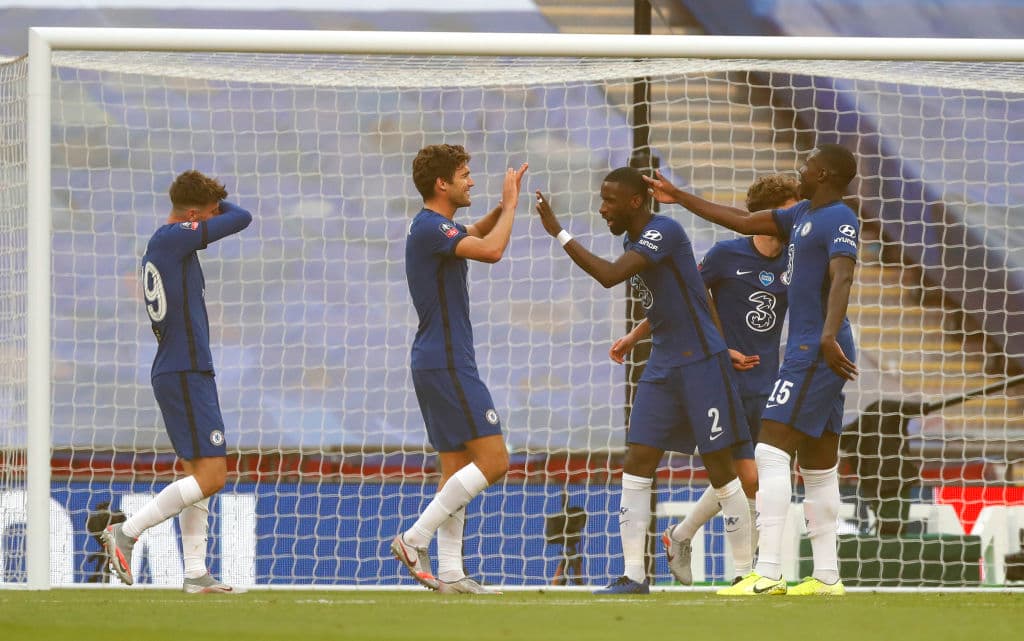 Manchester United 1-3 Chelsea | Oliver Giroud (45+11’) adelantaba a los de Lampard. Mount (46’) hizo el segundo y Maguire (74’) sepultó a los de Manchester con un autogol. El descuento llegó de los botines de Bruno Fernandes quien cobró una pena máxima. Chelsea se enfrentará al Arsenal en la final de la FA Cup, una de las competiciones más añejas del futbol mundial.