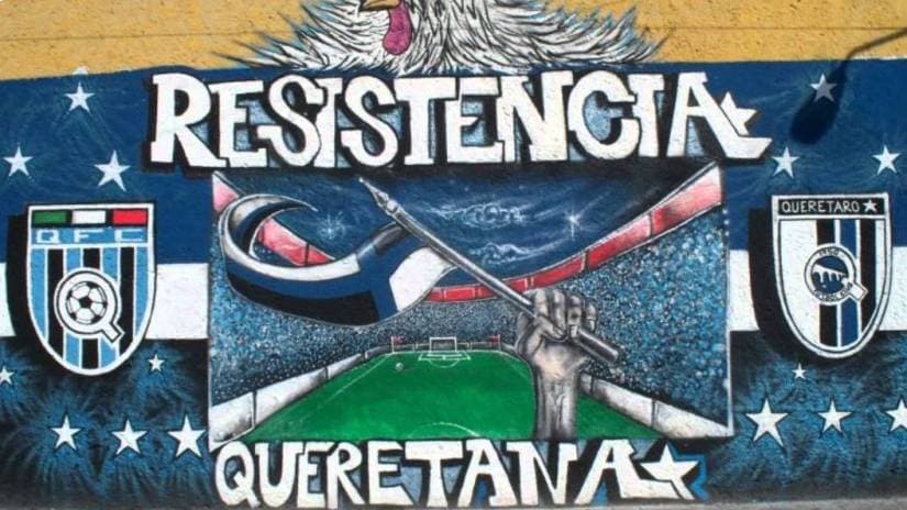 Dedicado al Querétaro, el mural de su afición llamada 'la Resistencia Albiazul'.