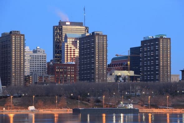 6. MISSOURI - Salario medio anual en el estado: $39,780 - Salario anual del gobernador: $122,160. Empleado del estado con el mejor pago: Hungi Sripal, médico en una institución psiquiátrica de Missouri tiene un salario anual de $320,598, de acuerdo con Associated Press.