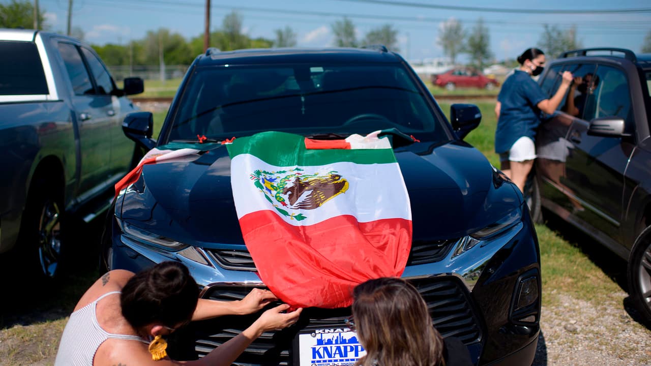 La 
<a href="https://www.univision.com/local/houston-kxln/la-virgen-de-guadalupe-la-bandera-mexicana-y-un-mariachi-estuvieron-presentes-en-el-servicio-funebre-de-vanessa-guillen-fotos">bandera de México</a> estuvo presente en la caravana así como en los actos realizados el viernes.