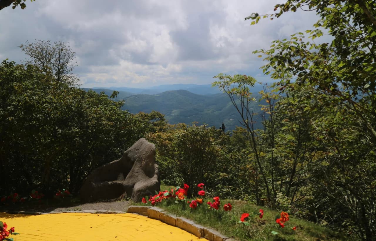 Está ubicado en el 
<a href="https://goo.gl/maps/Y59hZWpDDExVNK1L7"><b>1 Yellow Brick Rd, Beech Mountain, NC. 28604</b></a>.