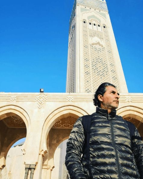El negro Araiza tiene un espíritu muy aventurero. Siempre está publicando fotos de sus viajes. En esta postal aparece en Casablanca, Marruecos.