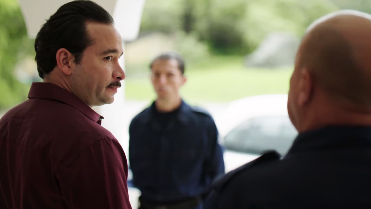 Meanwhile, 
<b><a href="http://www.univision.com/series/el-chapo/paul-choza-is-el-chente-in-el-chapo">‘Chente’</a></b> gave orders to reinforce the fighting lines, and he recruited men from Los Angeles to help him face the attacks from the Sinaloa Cartel.