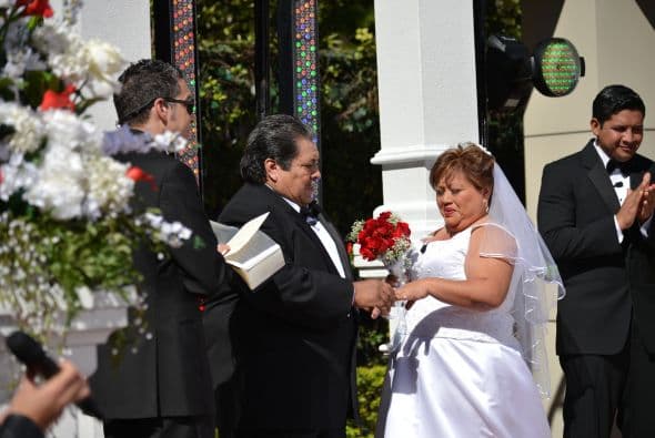 Pedro en una demostración de amor infinito derramó algunas lágrimas cuando vio a su mujer vestida de novia.