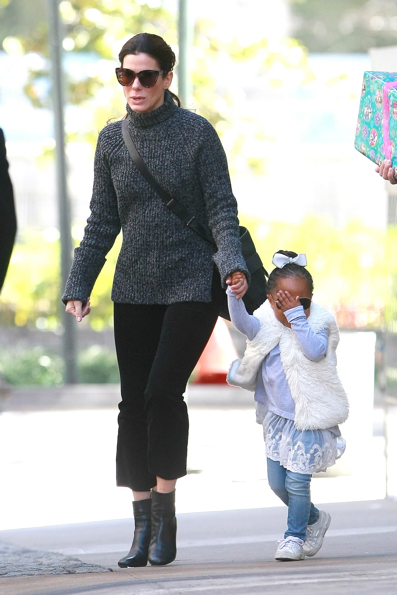 “¿Deseo que nuestra piel sea el mismo tono? A veces sí. Porque así sería más fácil la forma en la que la gente nos trata”, dijo Bullock en una charla con Jada Pinkett en el programa ‘Red Talk’ en 2021.