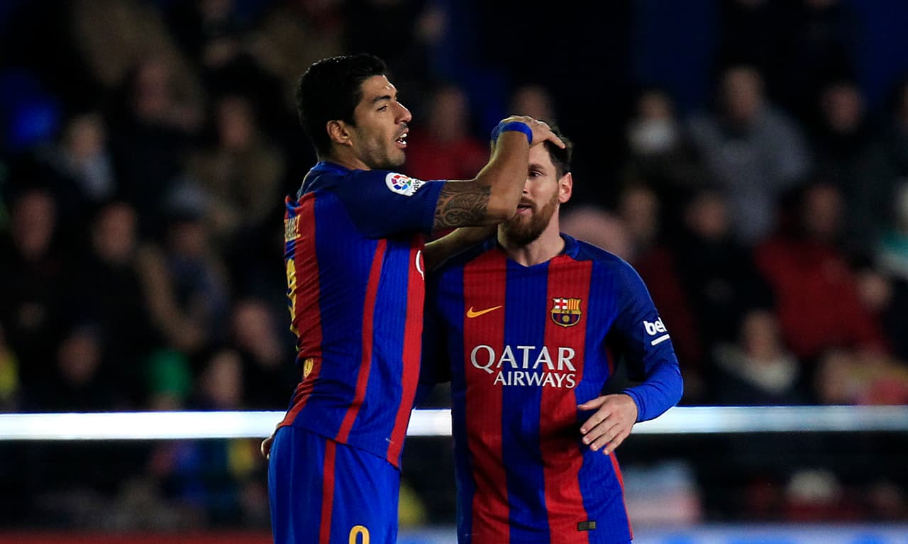 El argentino Lionel Messi, derecha, es felicitado por el uruguayo Luis Suárez tras anotar el gol del empate en el partido de la liga española ante el Villarreal en el Estadio de la Cerámica en Villarreal, España, el domingo 8 de enero de 2017. (AP Foto/Alberto Saiz)