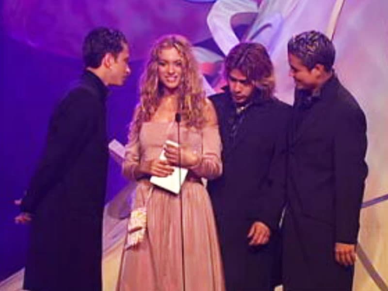 Paulina Rubio fue presentadora, junto a Los Tri-O, en 1999 del premio a la Artista femenina del año en la categoría Pop, que fue para Shakira.