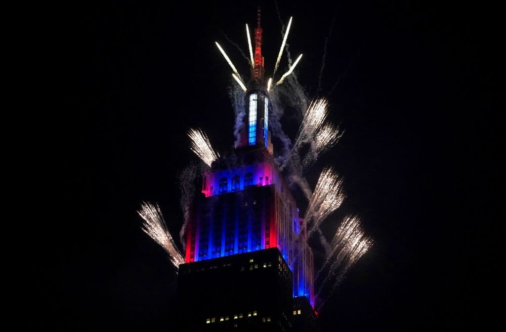 El
<b>Empire State Building, en Nueva York</b>, encendió unas luces este 4 de julio para conmemorar la festividad nacional. Este año, con el coronavirus relativamente controlado en la Gran Manzana, el espectáculo tradicional volvió después de que en 2020 la celebración se redujera para limitar posibles contagios. Los ciudadanos totalmente vacunados pudieron presenciar los shows de fuegos artificiales.