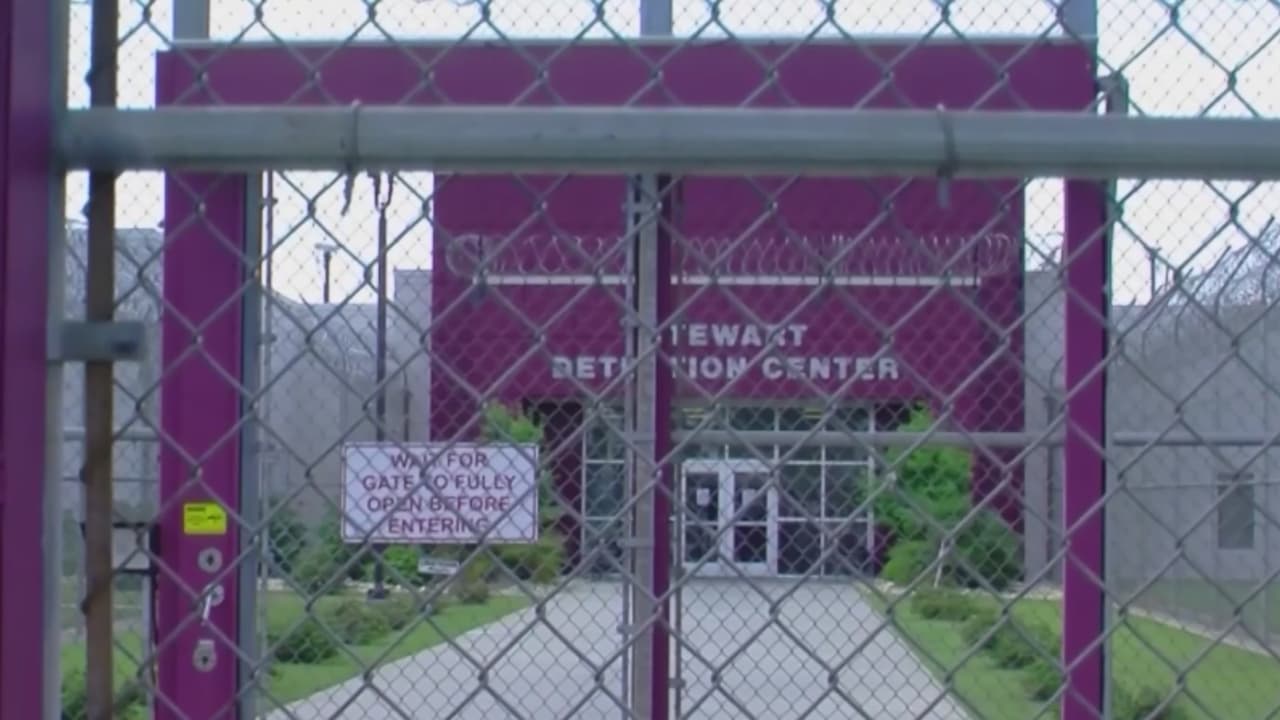 Familiares de personas detenidas en el centro de detención Stewart en alerta por rumores de enfermedades y muerte