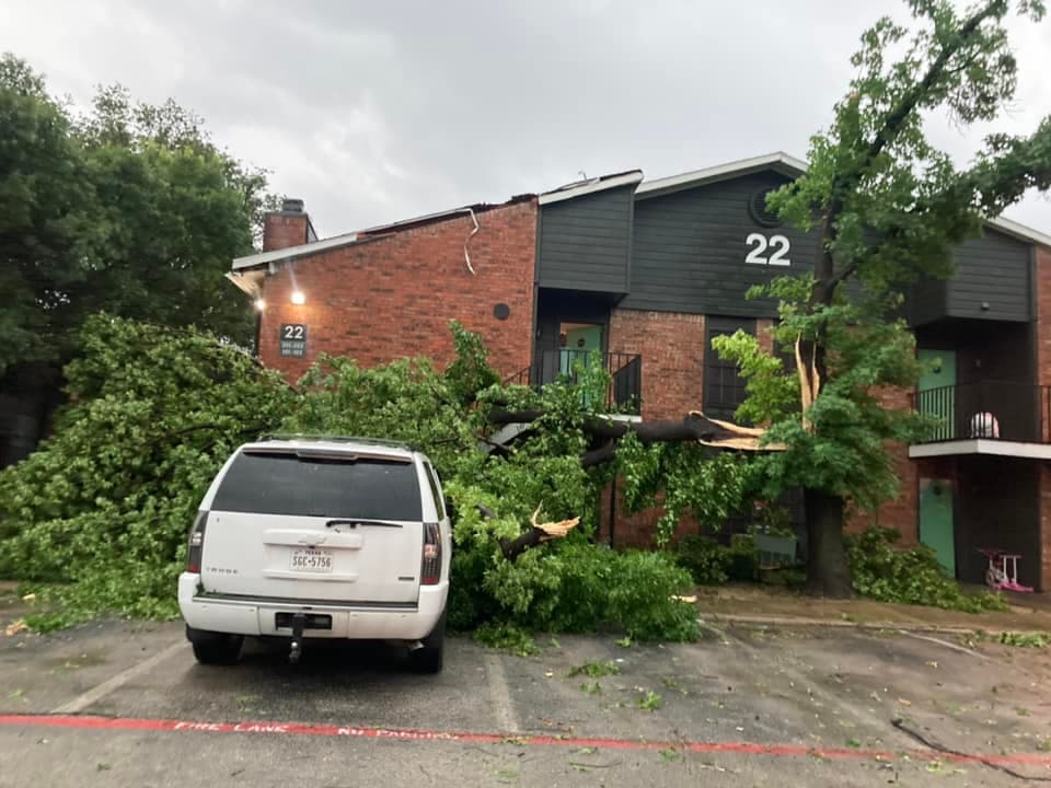 Existe un 
<b>aviso por inundaciones repentinas para partes de la región</b>, lo que vuelve los caminos muy peligrosos para quienes tienen que salir.