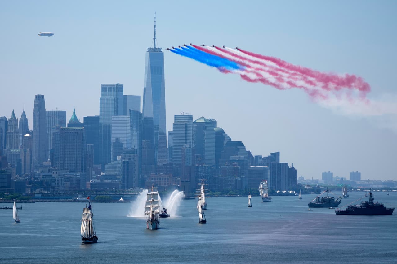 Grandes veleros desfilan bajo sobrevuelos aéreos durante el Desfile Internacional de Veleros, parte del Sail250, un encuentro de grandes veleros y buques militares, sábado 4 de julio de 2026, en Nueva York. (Foto AP/Seth Wenig)