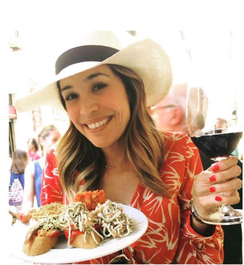 La mexicana ha viajado por diferentes países del mundo, y por supuesto ha degustado los platillos tradicionales de cada lugar. En esta imagen se encontraba en San Sebastián, España probando aperitivos españoles y bebiendo vino.