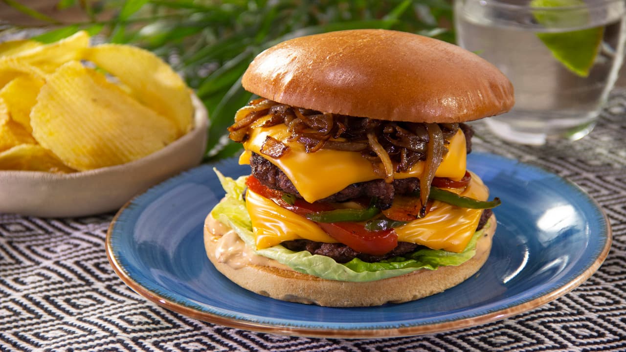 Hamburguesa con cebolla caramelizada, pimientos y queso