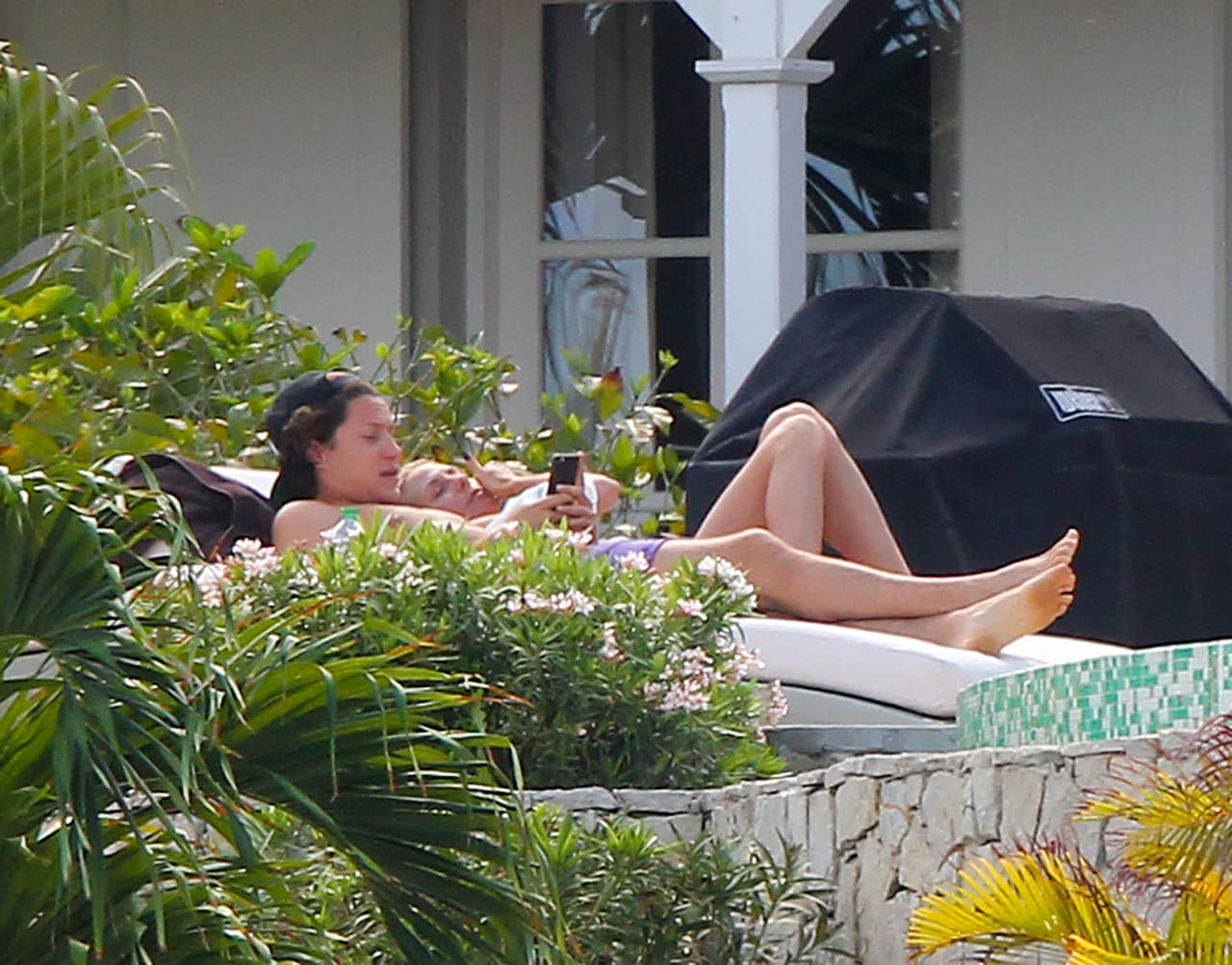 Por ello se puede dar el lujo de romancear como cualquier colegiala.