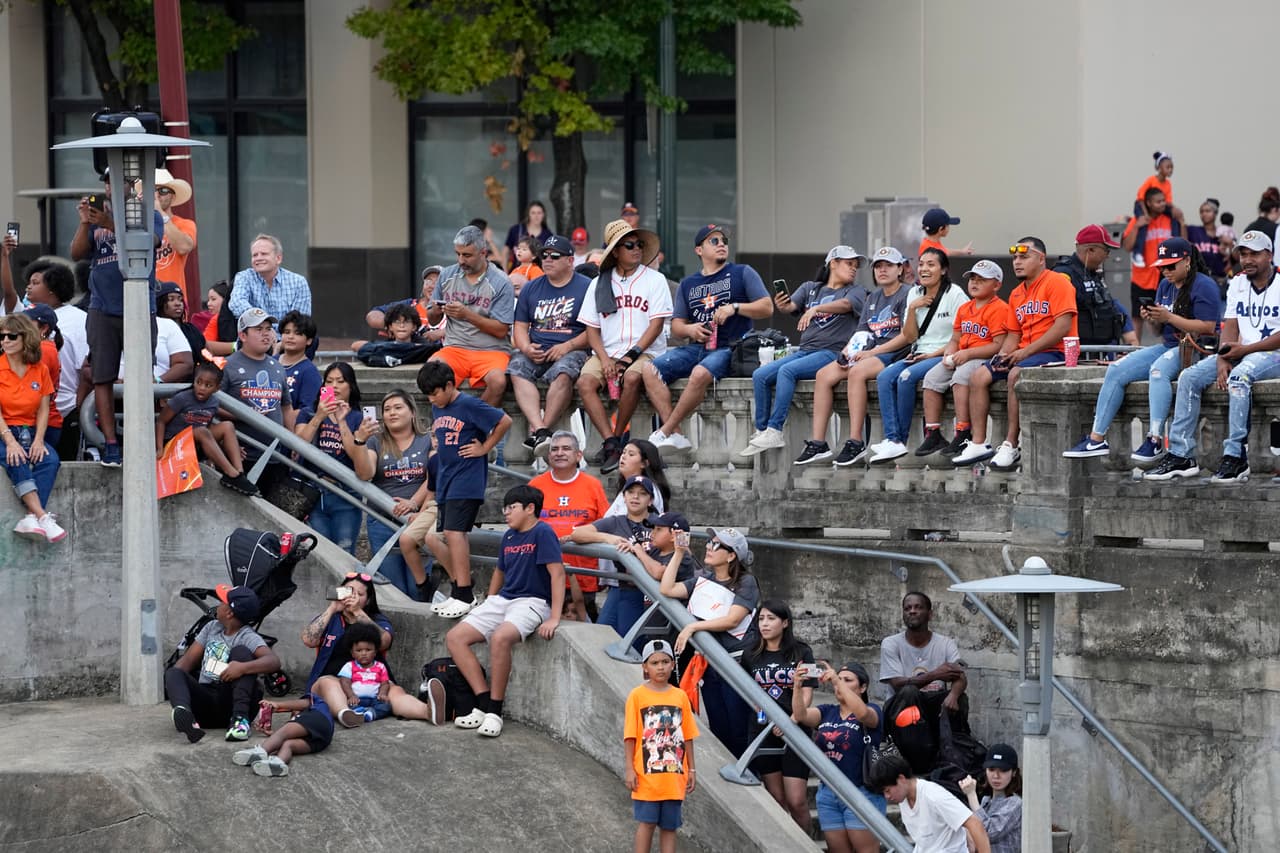 Los fanáticos se retiraron del centro de Houston satisfechos con la celebración y el poder ver por unos minutos a sus hérores que son los nuevos reyes del béisbol.