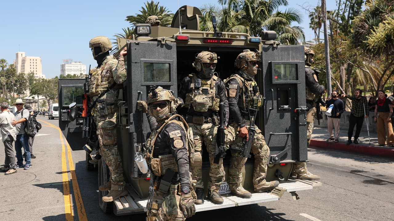 Este lunes se realizó un gran operativo por parte del Servicio de Inmigración y Control de Aduanas (ICE), justo en el segundo lugar más conocido para la comunidad hispana, el Parque MacArthur, al oeste del centro de Los Ángeles. Se calcula que fueron más de 100 agentes escoltados por la Guardia Nacional de California los que hicieron presencia. Se desconoce que alguna persona haya sido arrestada.