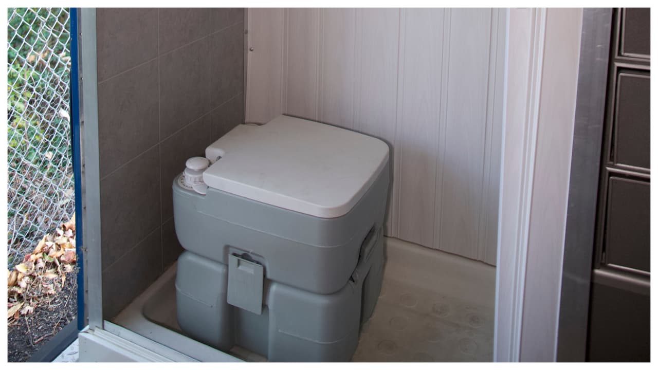 El inconveiente es, que cuando se baña, tiene que sacar el inodoro. Y que él mismo tiene que expulsar el contenido del retrete pues
<b> "a los siete días ya comienza a oler mal". </b>