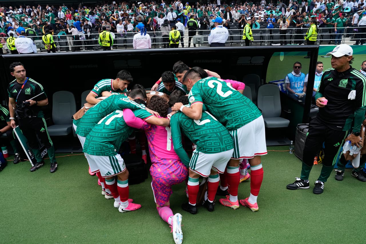 Jugadores de México se reúnen junto al banquillo antes del partido de fútbol del Grupo A de la Copa del Mundo entre México y Sudáfrica en Ciudad de México.