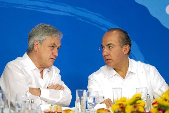 Adicionalmente, el presidente Calderón Hinojosa exhortó a intensificar las acciones conjuntas para fortalecer la gobernabilidad democrática, a fin de transitar de una democracia de meros electores, a una participativa de ciudadanos.