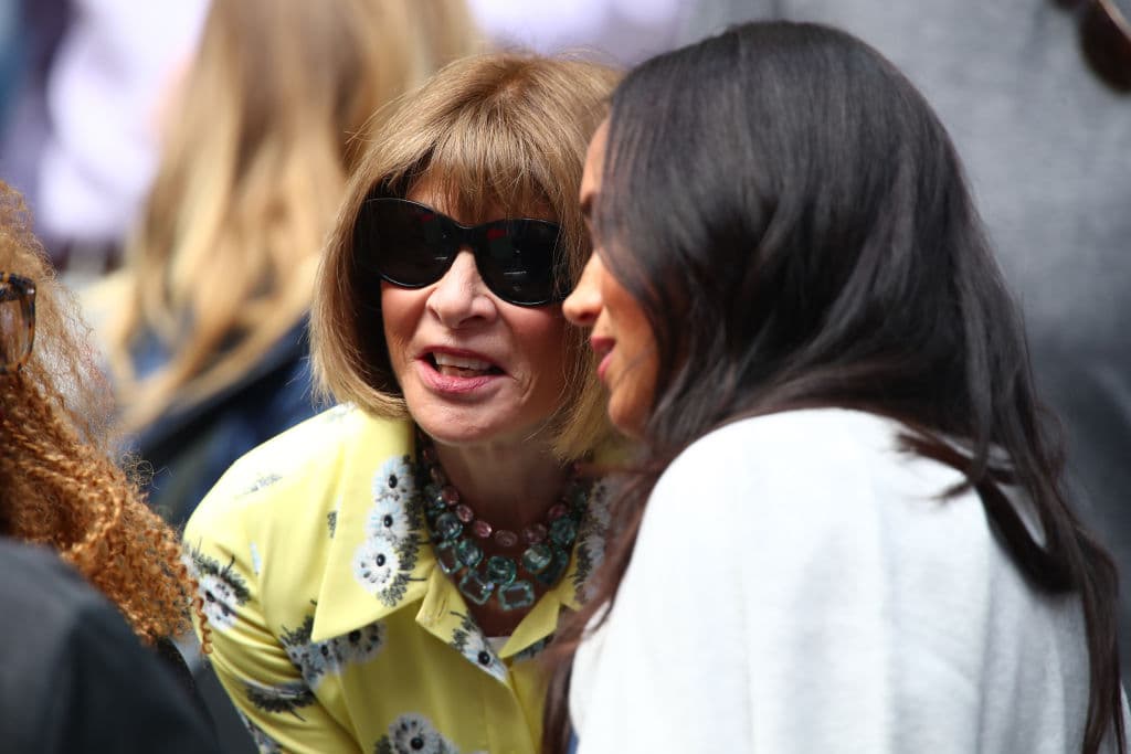 Se trata de Anna Wintour, la periodista y editora de la versión estadounidense de la afamada revista Vogue, con quien la duquesa estuvo platicando.