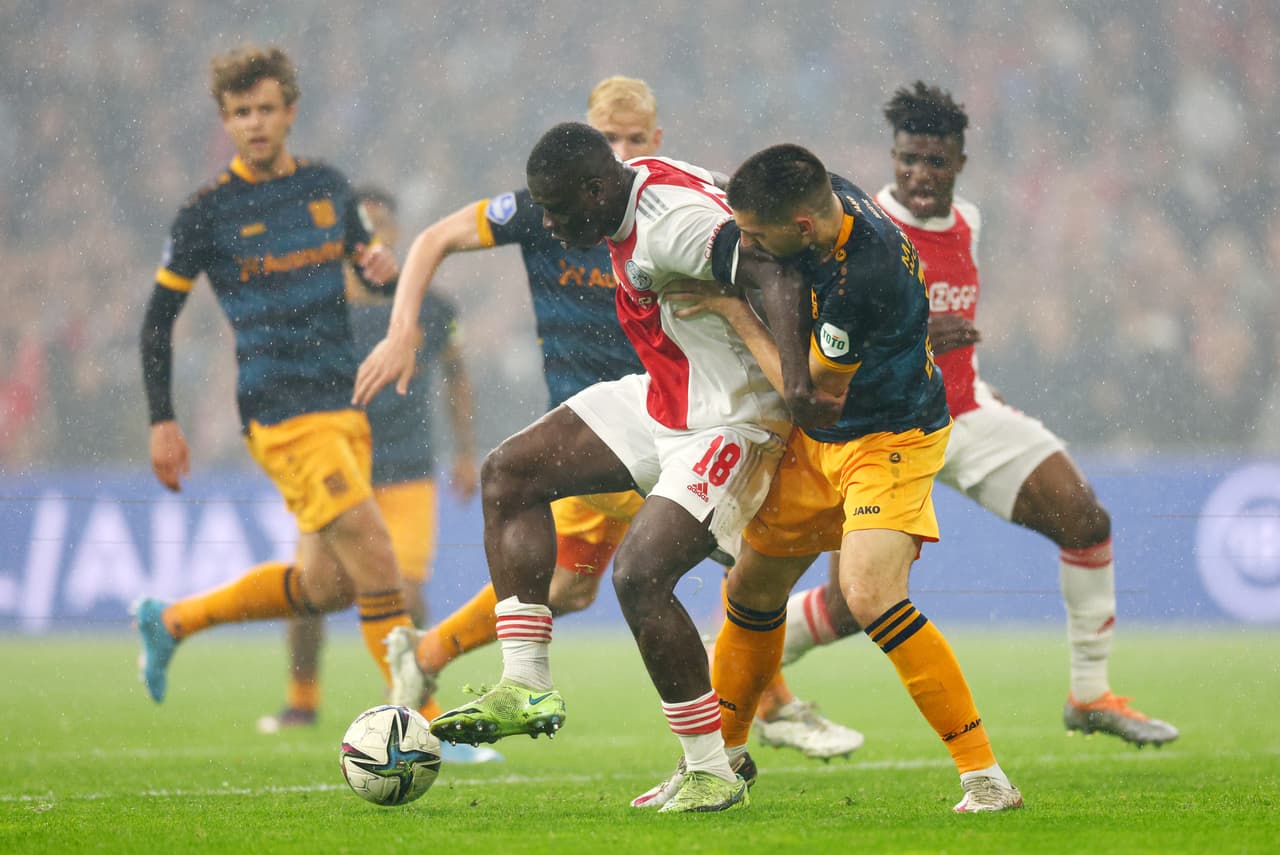 Edson Álvarez metió el quinto gol que redondeó la goleada del Ajax sobre un triste Heerenveen que solo fue comparsa para que alcen un nuevo título de Eredivisie pese al triunfo del PSV.