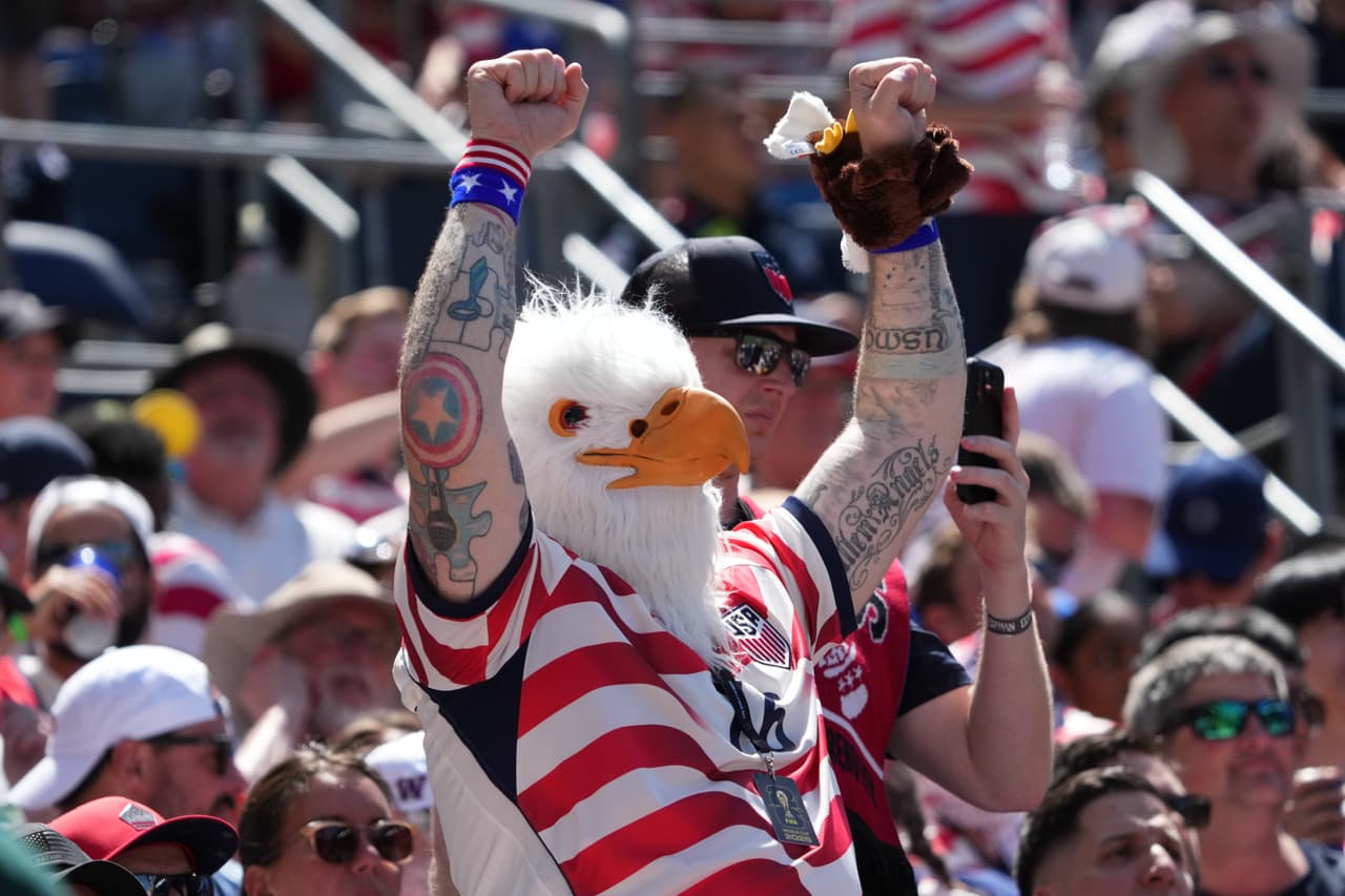 Un aficionado estadounidense reacciona durante el partido de fútbol del Grupo D de la Copa Mundial entre Estados Unidos y Australia en Seattle, el viernes 19 de junio de 2026.