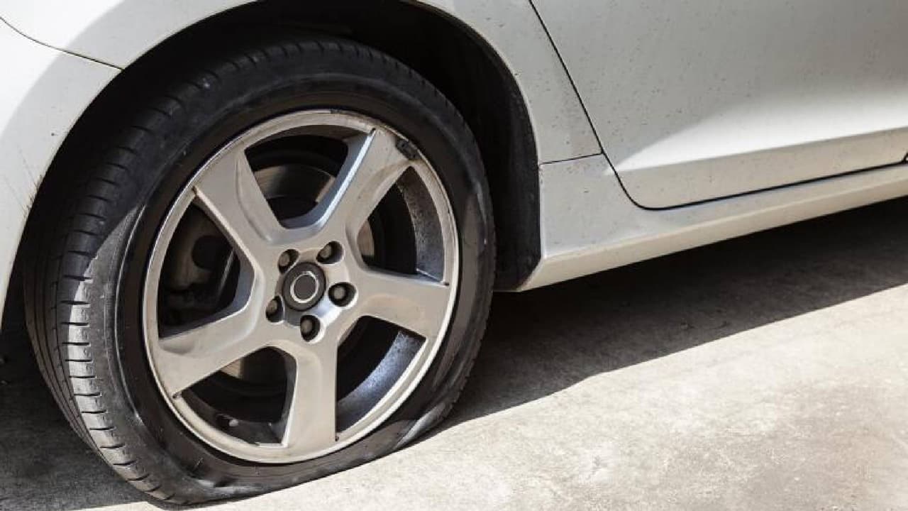 <b>Desperfectos</b>
<br>Revisa que tus llantas no tengan grietas laterales, partes cortadas o abrasión, ya que esto las hace susceptibles a fallar. También verifica que no tengan golpes, ampollas inusuales o burbujas.
<br>
<br>Igual si detectas un problema de vibración o escuchas ruidos inusuales, acude con un profesional de servicio para inspeccionar los neumáticos.