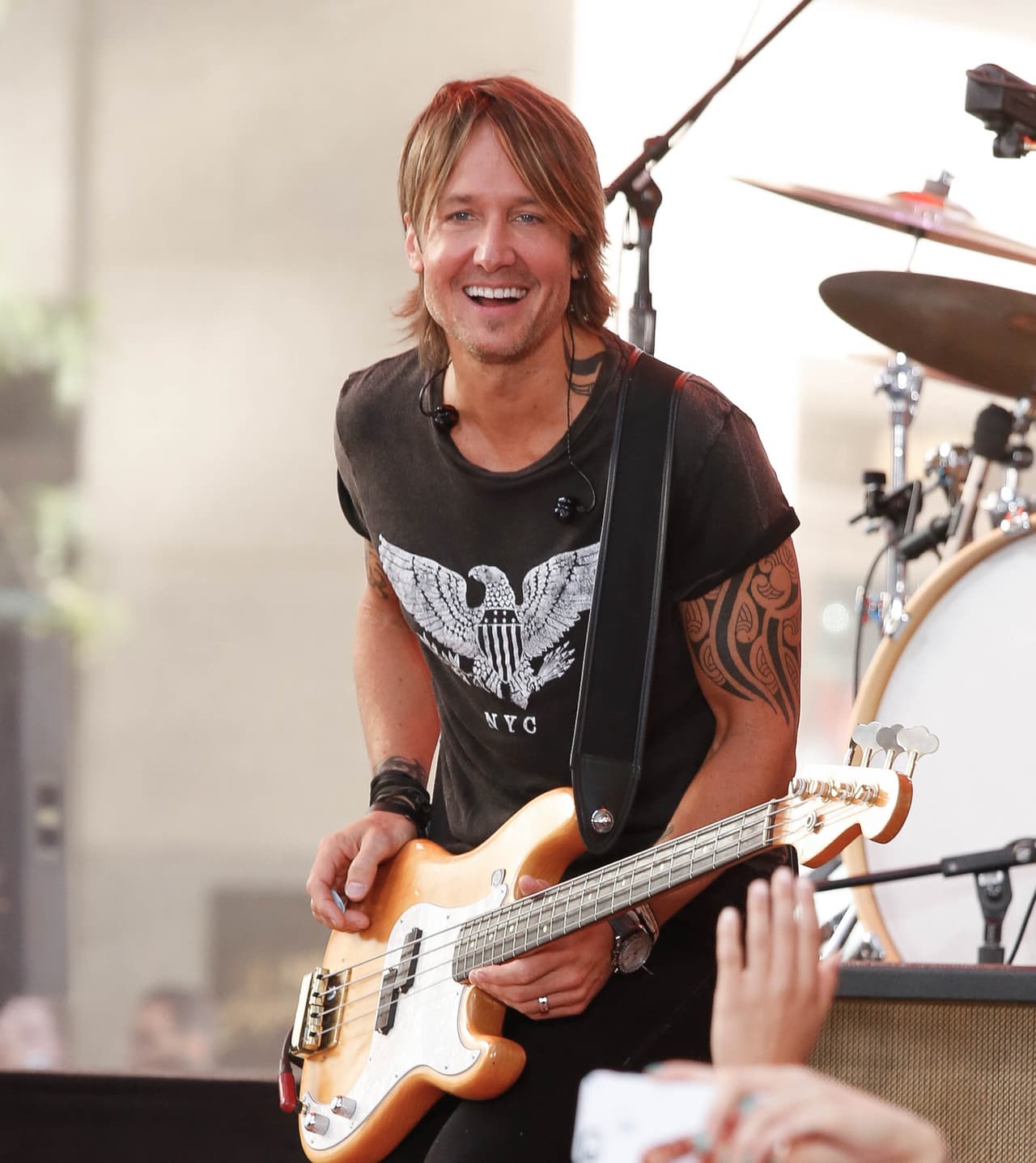 Nacido en Australia, 
<b>Keith Urban </b>es reconocido por sus canciones estilo country. Antes de mudarse a Estados Unidos, cuatro de las canciones de Urban ya estaban de primeras en las listas de Australia. Hoy en día se le conoce como una mega estrella en la música country.
<br>
<br> Entre sus canciones populares se encuentra: “We Were” “Kiss a Girl” y “Blue Ain’t Your Color”
<br>
<br>
<b>Urban estará por octava vez en el Rodeo de Houston el lunes 16 de marzo. </b>
<br>