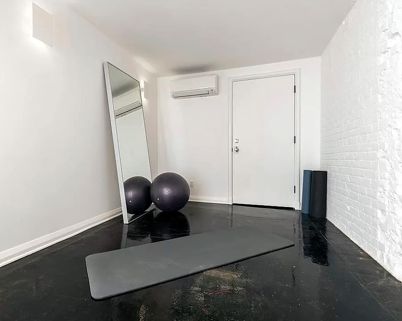 Entre otras de las amenidades que incluye se encuentra un gimnasio y una oficina.
<br>