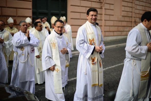 El flujo de personas alrededor de la Avenida de la Conciliación, de donde se accede a la inmensa plaza de San Pedro, muchas con cubiertas y alfombrillas, es incesante.