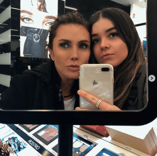 Camila, su primogénita, nació en 2003 y según los seguidores de la estrella madre e hija "son idénticas".