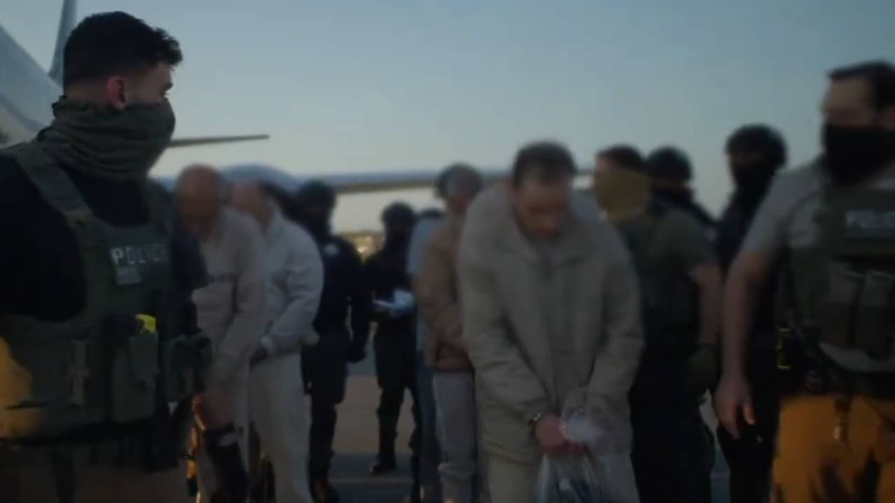 Las autoridades mexicanas señalaron que, en el traslado, participaron 988 personas, 12 aeronaves y 90 vehículos de distintas dependencias, “así como personal médico y jurídico, en apego a derechos humanos y sin incidentes”.