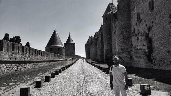 Ah, y también es un viajero apasionado, sólo basta con mirar las increíbles fotografías que sube a Twitter presumiendo los lugares hermosos que visita.