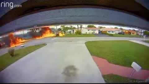 El momento cuando una avioneta choca contra un carro en Pembroke Pines: hay dos muertos 