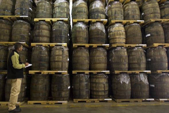 Conocedores explicaron que el tequila blanco es el recién elaborado, con ocho años de promedio de maduración, y para que sea reposado debe permanecer al menos dos meses en contacto con el barril de madera, para que sea añejo mínimo un año y para que sea extra añejo un mínimo de tres años en barril.