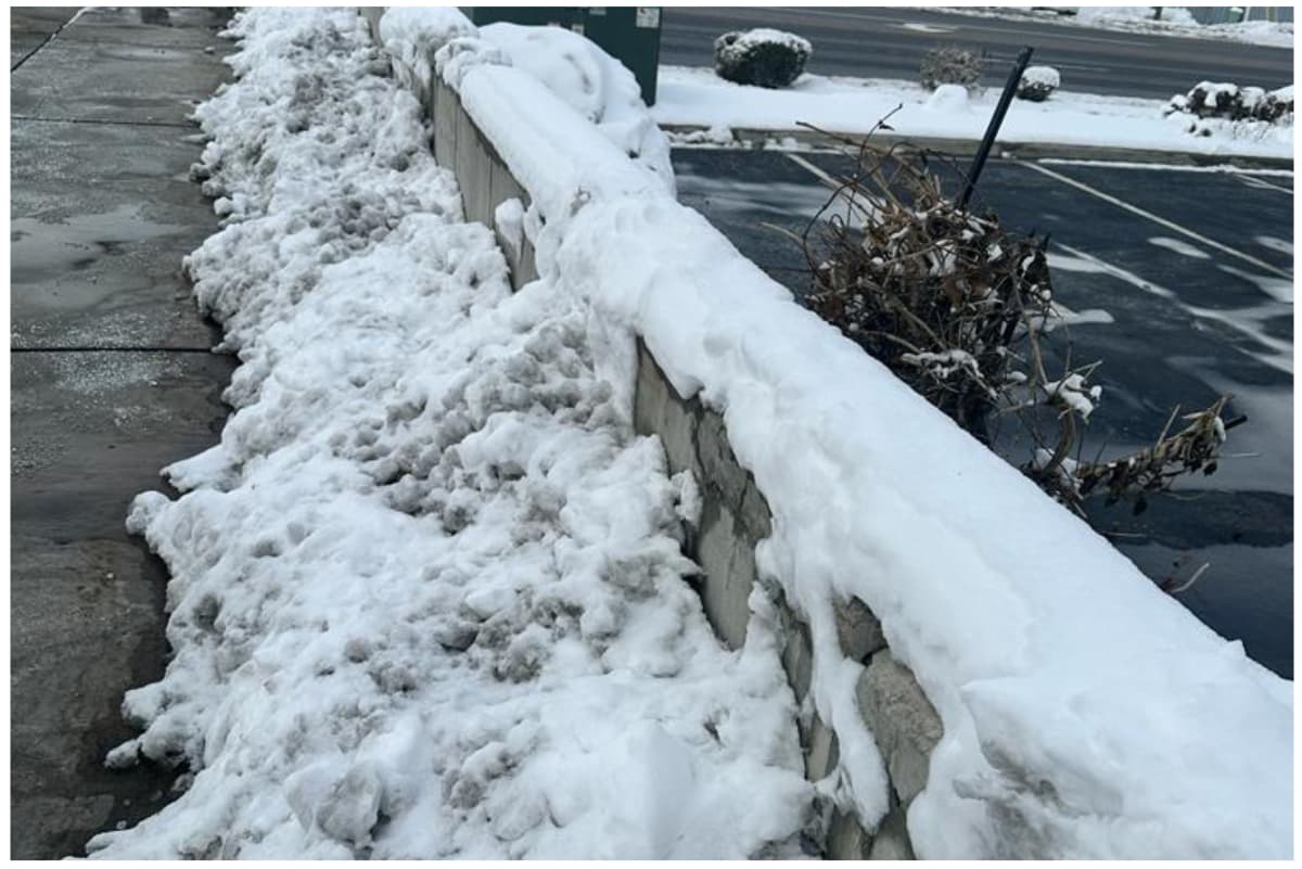En algunas ciudades los vecinos se ayudaron para cavar la nieve de las entradas de sus casas.