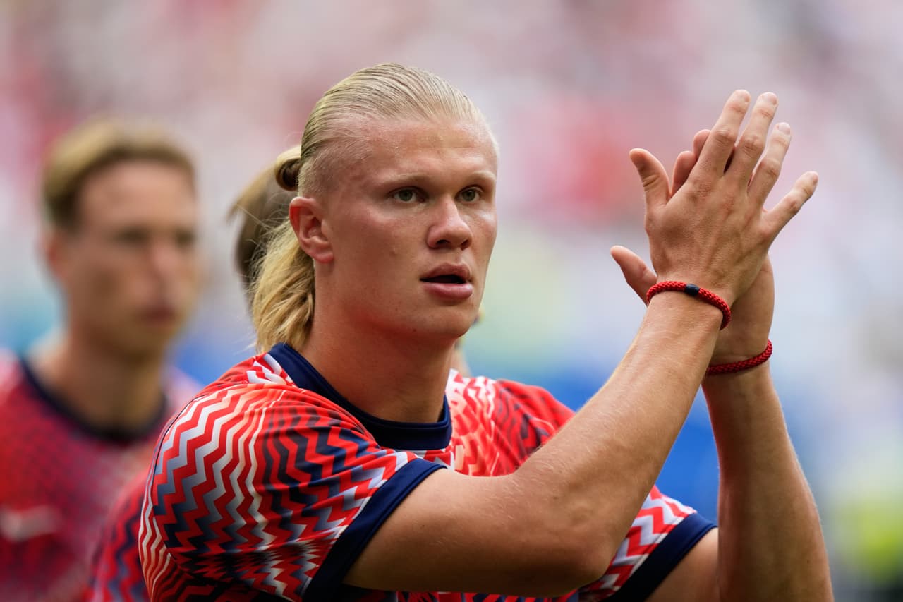 El noruego Erling Haaland aplaude antes del partido de cuartos de final de la Copa Mundial de Fútbol entre Noruega e Inglaterra en Miami Gardens, Florida, el sábado 11 de julio de 2026.