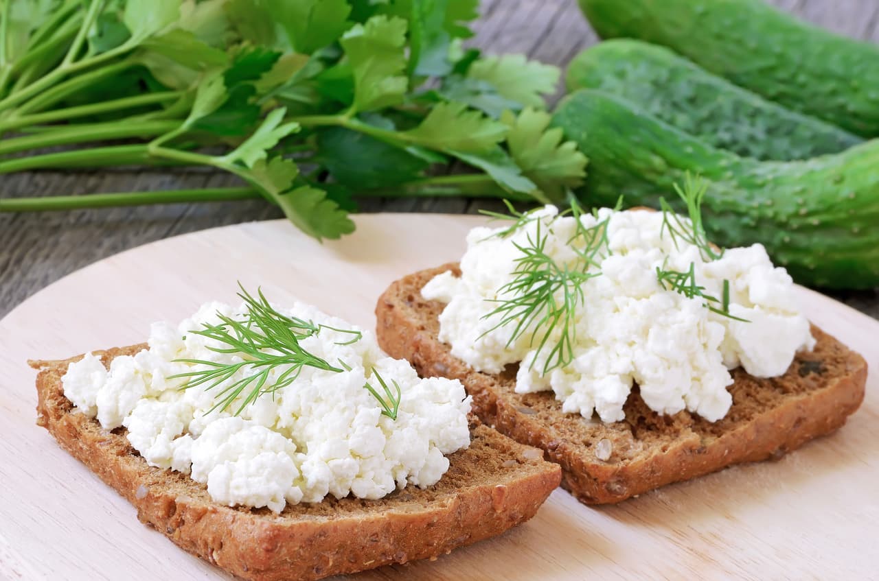 Este tipo de queso contiene más proteína que una taza de salmón. Que te parece desayunar un pan acompañado de queso cottage o en un plato con fruta picada. ¡Delicioso!