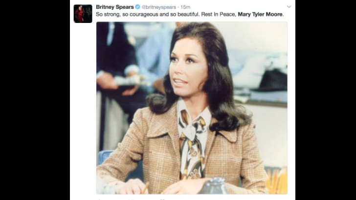 "Fuerte, valiente y hermosa. Descanse en paz Mary Taylor Moore", expresó Britney Spears.