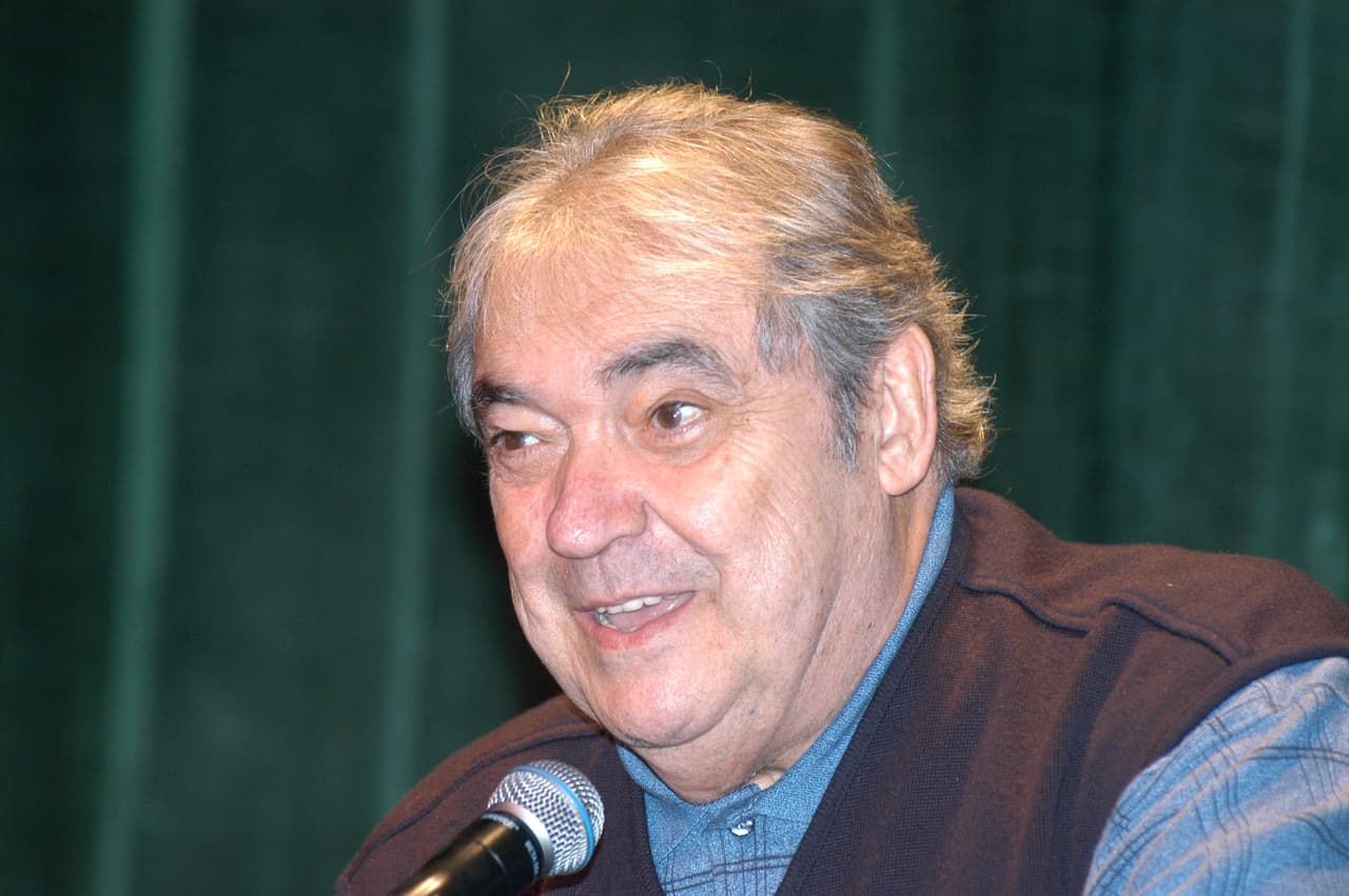 Allegados al artista indicaron que sufrió una insuficiencia cardíaca y, a pesar de que los médicos hicieron todo lo posible para que se recuperara, fue declarado muerto a las 15:00 horas (hora local en Madrid).