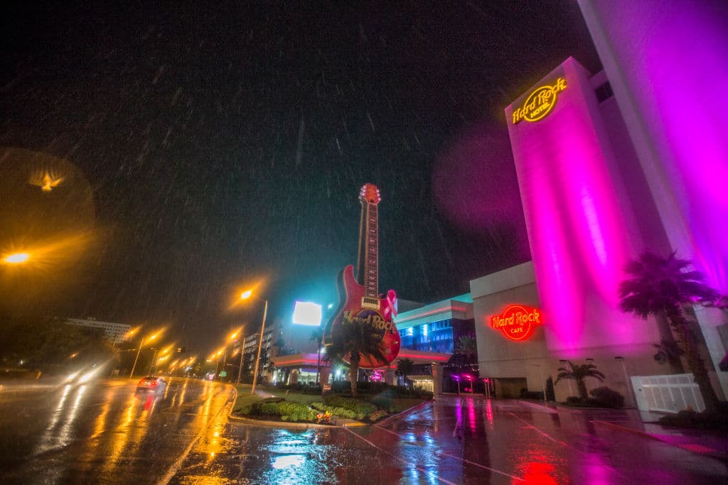 Nate dejó lluvias torrenciales en la costa del golfo y sus potentes vientos desplazaron el agua a las carreteras. Pero no tuvo la intensidad de Harvey, Irma o José, que lo precedieron en esta concurrida temporada de huracanes, y la gente no parecía temer su llegada.
<br>
