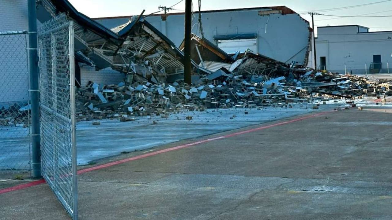 La lluvia caía con fuerza cuando 
<b>el techo cedió en un edificio comercial de Garland, dentro había siete personas.</b> 
<br>El Departamento de Bomberos de Garland informó que 
<b>respondió al reporte de colapso a las 4:59 p.m. en el 2900 de W. Kingsley Road este miércoles.</b> 
<br>Los equipos confirmaron que 
<b>los siete ocupantes evacuaron y que no hubo heridos. </b>
<br>En un reporte de las autoridades, señalan que
<b> la lluvia intensa parece ser la causa probable del desplome.</b>