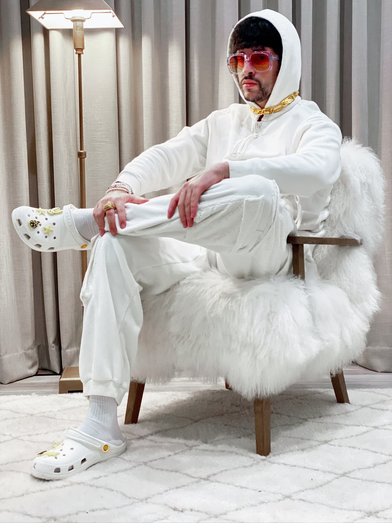 Cuando puede, hace uso de joyas extravagantes, usa uñas postizas y, de vez en cuando, usa vestidos.